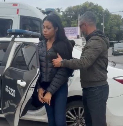 Polícia Civil prende mulher trans investigada por roubo e extorsão contra motorista em Macaé
